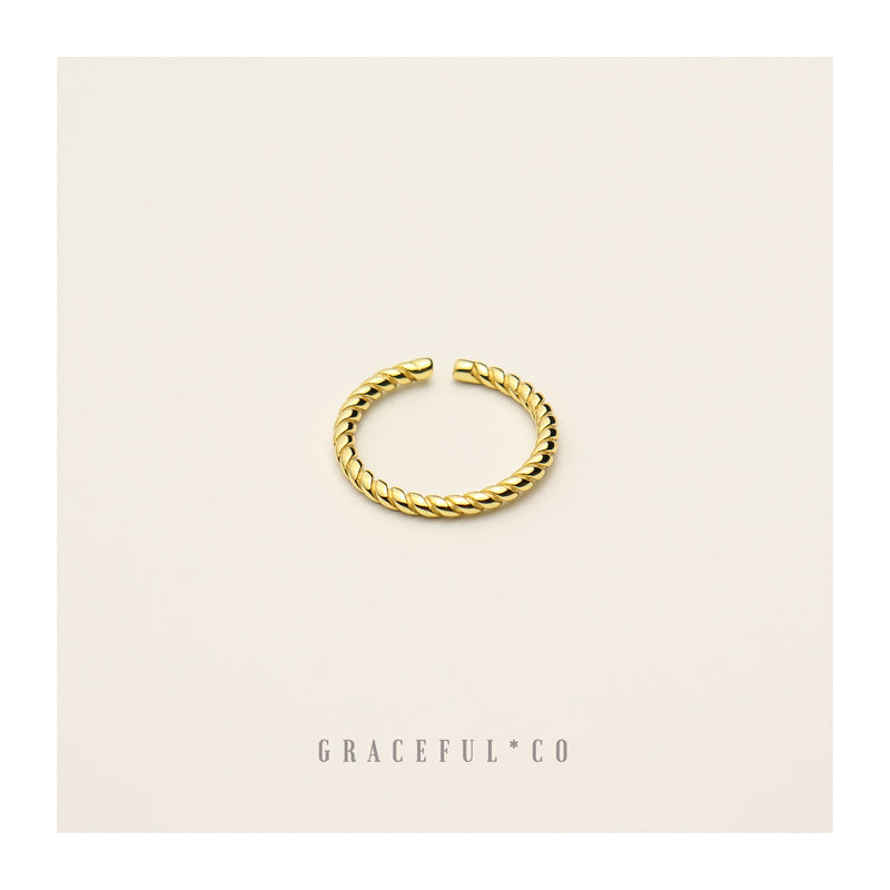 Minimalist Twisted Ring - Gracefulandco